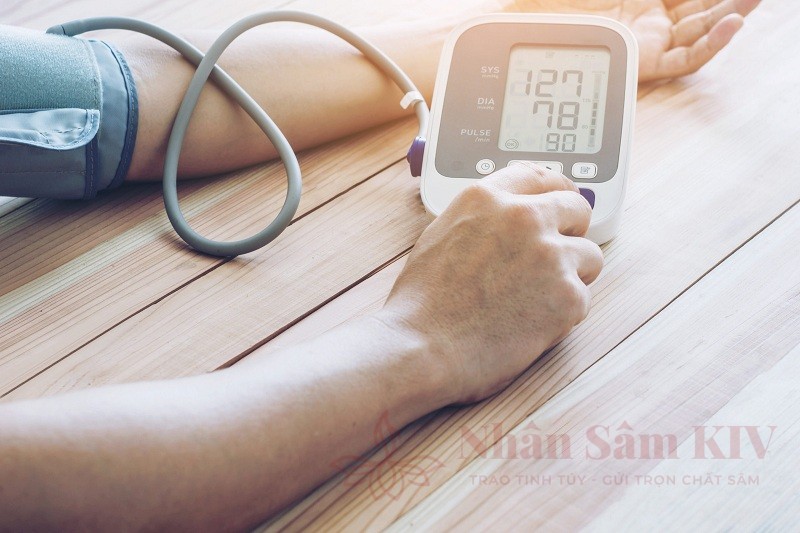 Cách ổn định huyết áp người lớn tuổi vào mùa đông để tránh biến chứng đột quỵ 17 Theo dõi huyết áp định kỳ