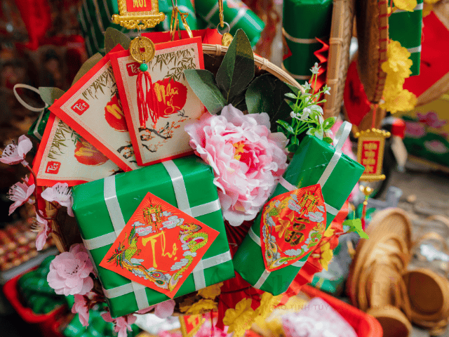 Nghịch lý tặng quà Tết