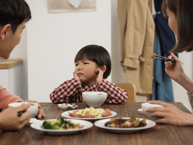 Trẻ biếng ăn không phải do lười: Sự thật về tình trạng sức khỏe cha mẹ chưa biết 11 Tình trạng trẻ biếng ăn là hệ quả của những vấn đề sức khỏe tiềm ẩn bên trong
